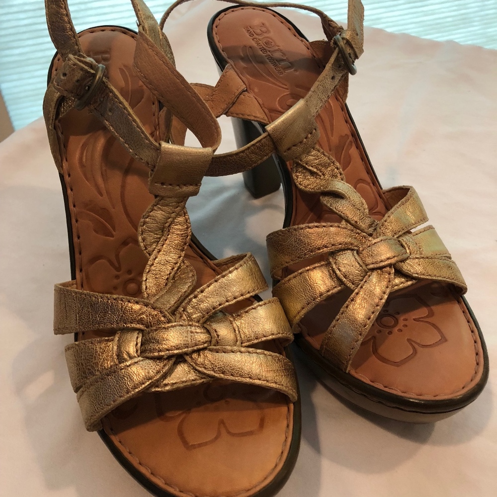 NWOT Gold Heels very Confortable! Hand Crafted